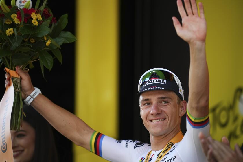 El belga Remco Evenepoel celebra en el podio tras ganar la séptima etapa del Tour de Francia, la primera contrarreloj entre Nuits-Saint-Georges y Gevrey-Chambertin el viernes 5 de julio del 2024. (AP Foto/Daniel Cole)