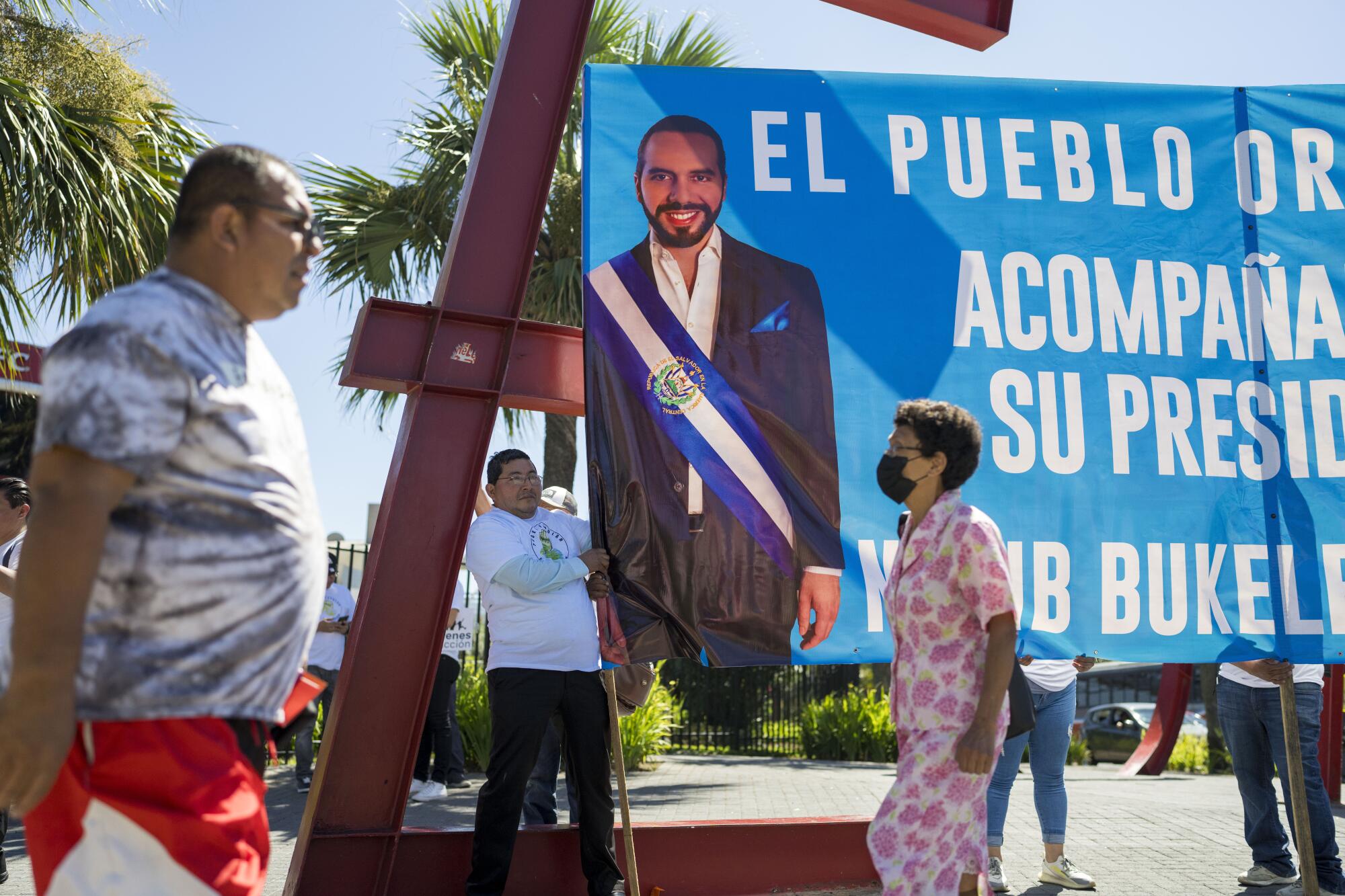 Partidarios del presidente de El Salvador Nayib Bukele hacen campaa por su reelección ante un centro comercial
