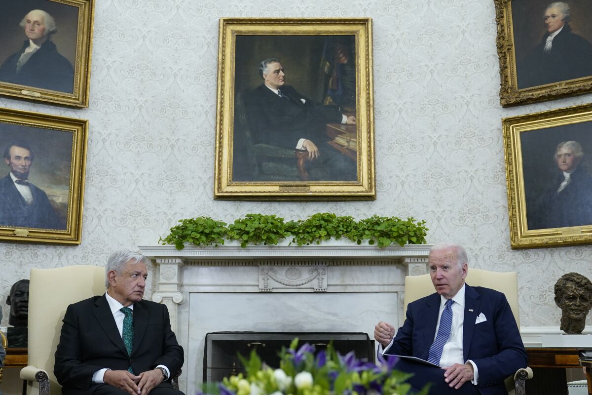 El presidente Joe Biden, derecha, se reúne con su homólogo mexicano Andrés Manuel López Obrador