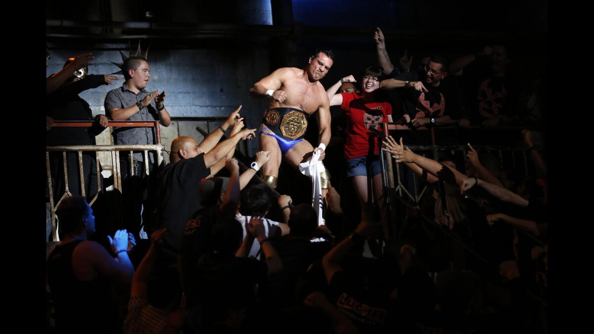 Alberto Del Río exponse su cinturón de la WWE ante Tito Ortiz... de ganar se llevaría el cinturón de UFC del mexicoamericano.