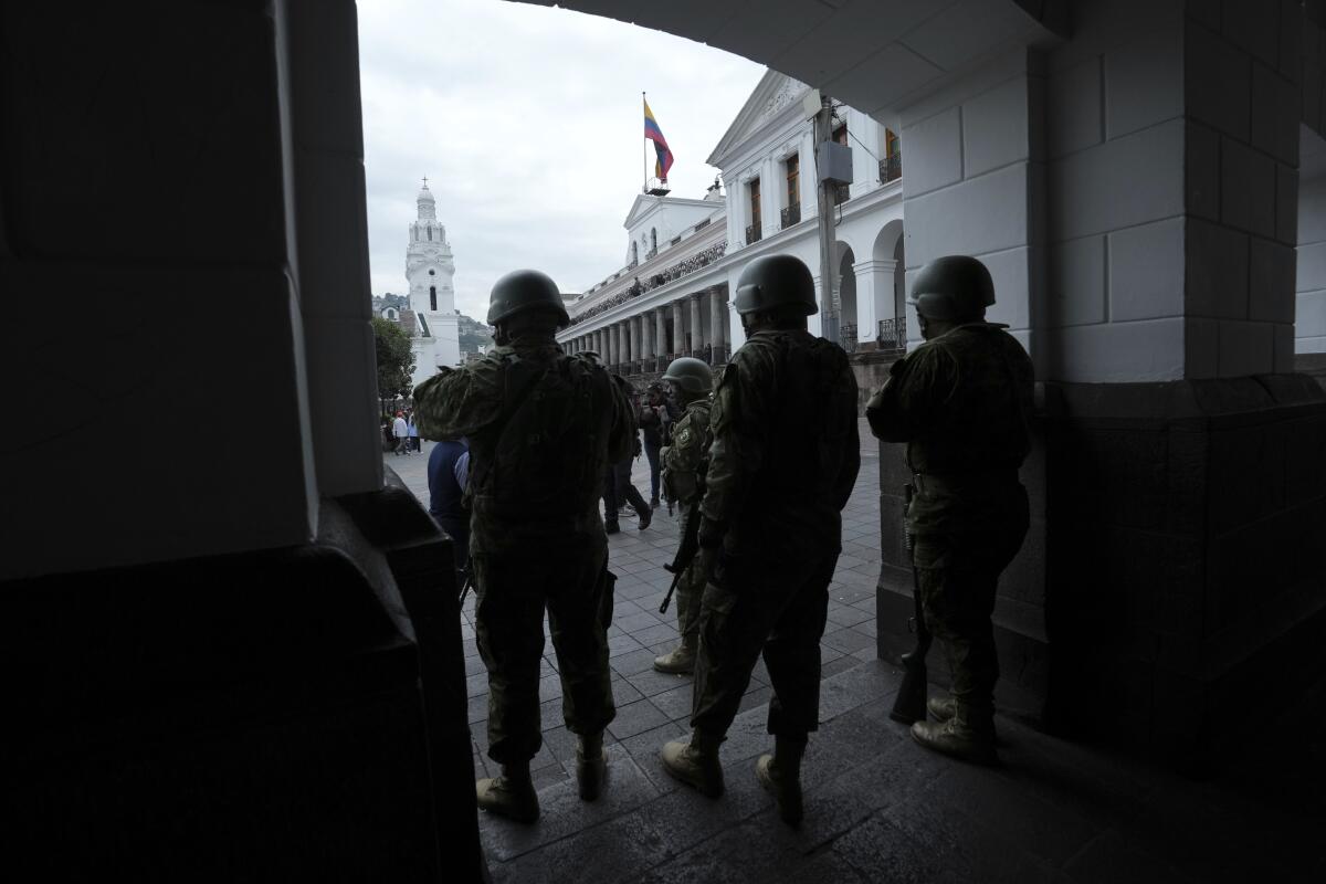 Militares patrullan a las afueras del palacio presidencial durante el estado de excepción en Quito, Ecuador.
