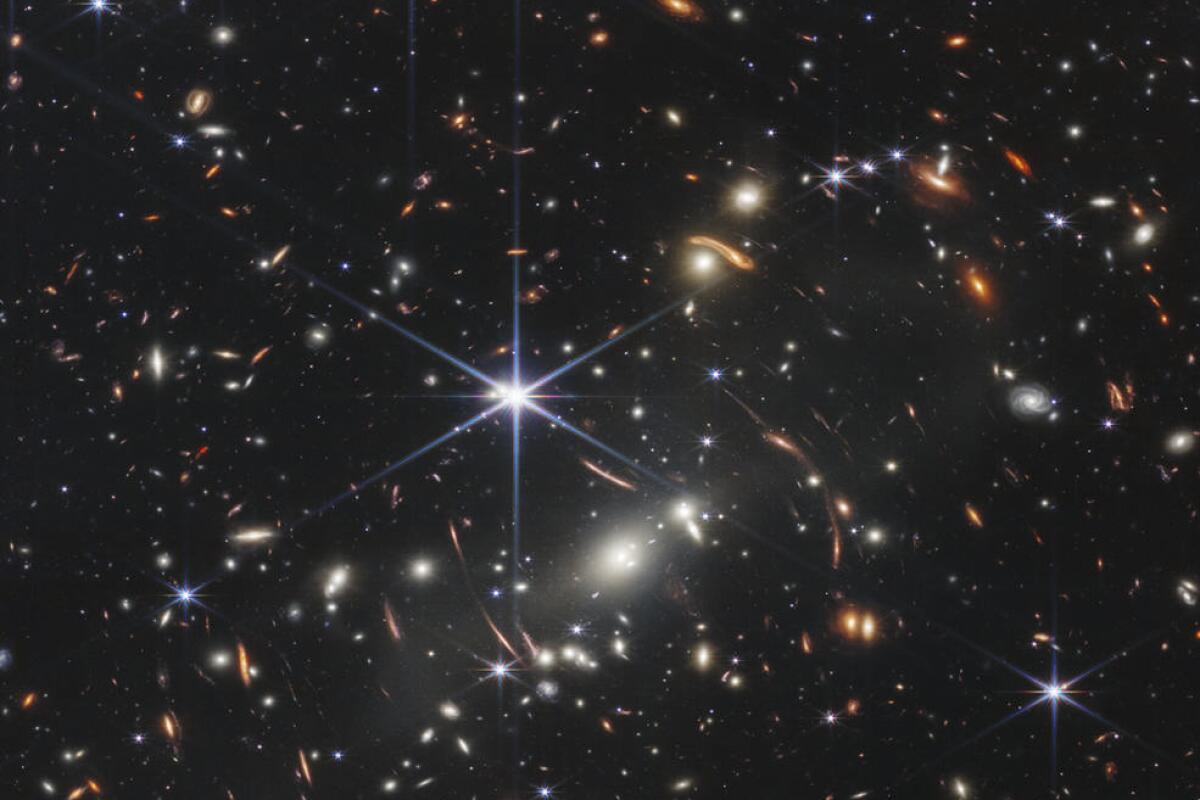 Twinkling lights in space show a galaxy cluster 