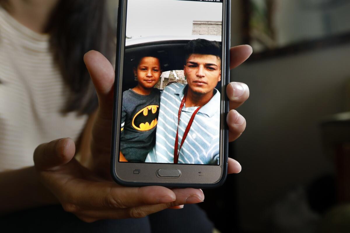 Una foto muestra a Henry Díaz Reyes con su hijo de 7 años, Jafed. Carolyn Cole / Los Angeles Times)