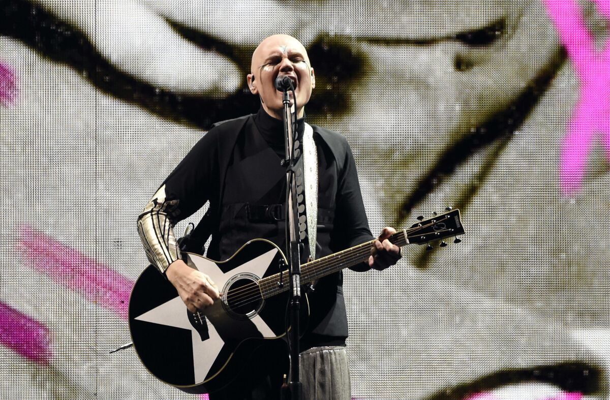 Billy Corgan, vocalista y guitarrista de Smashing Pumpkins, durante el show efectuado el jueves en el Forum.