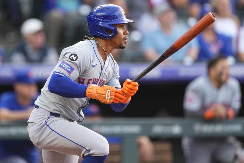 El puertorrique?o de los Mets de Nueva York Francisco Lindor le da seguimiento a su sencillo frente al abridor de los Rockies de Colorado Ryan Feltner en la primera entrada el miércoles 7 de agosto del 2024. (AP Foto/David Zalubowski)