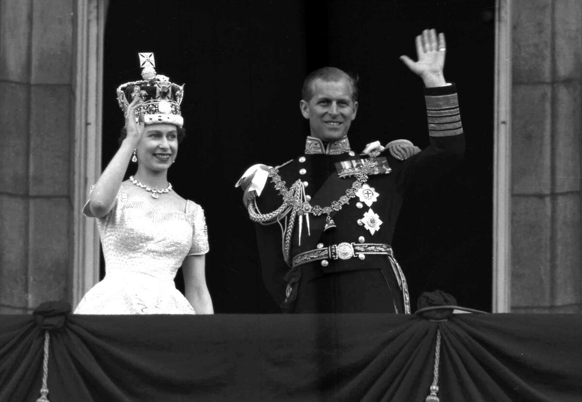 ARCHIVO - En esta foto del 2 de junio de 1953, la reina Isabel II de Gran Bretaña y el príncipe Felipe, 
