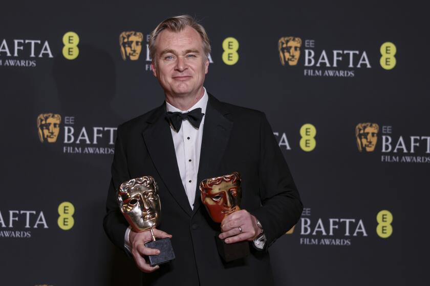 El director Christopher Nolan, ganador del premio a la mejor película y dirección por "Oppenheimer" posa en la 77a entrega de los Premios de la Academia Británica de Cine (BAFTA) en Londres el domingo 18 de febrero de 2024. (Foto Vianney Le Caer/Invision/AP)