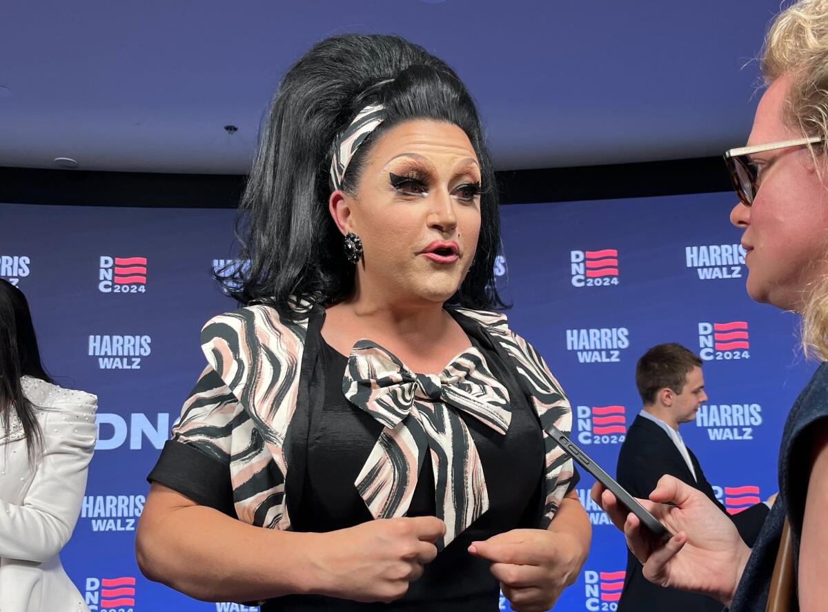 La drag queen de Los Ángeles BenDeLaCreme en el United Center.