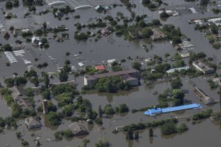ARCHIVO - Numerosas casas están sumergidas debido a una inundación en Dnipryany, en una zona ocupada por fuerzas rusas en Ucrania, el miércoles 7 de junio de 2023, después de la ruptura de la represa de Kajovka. (AP Foto, Archivo)
