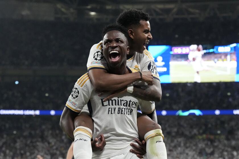 Vinicius Junior del Real Madrid celebra con Rodrygo tras anotar el segundo gol en la victoria 2-0 ante Borussia Dortmund en la final de la Liga de Campeones, el sábado 1 de junio de 2024, en Londres. (AP Foto/Frank Augstein)
