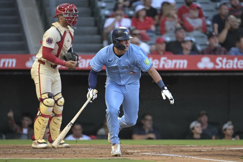 Will Wagner, derecha, de los Azulejos de Toronto, corre rumbo a primera base después de batear un sencillo productor durante la tercera entrada del juego de béisbol en contra de los Angelinos de Los Ángeles, el lunes 12 de agosto de 2024, en Anaheim, California. (AP Foto/Jayne-Kamin-Oncea)