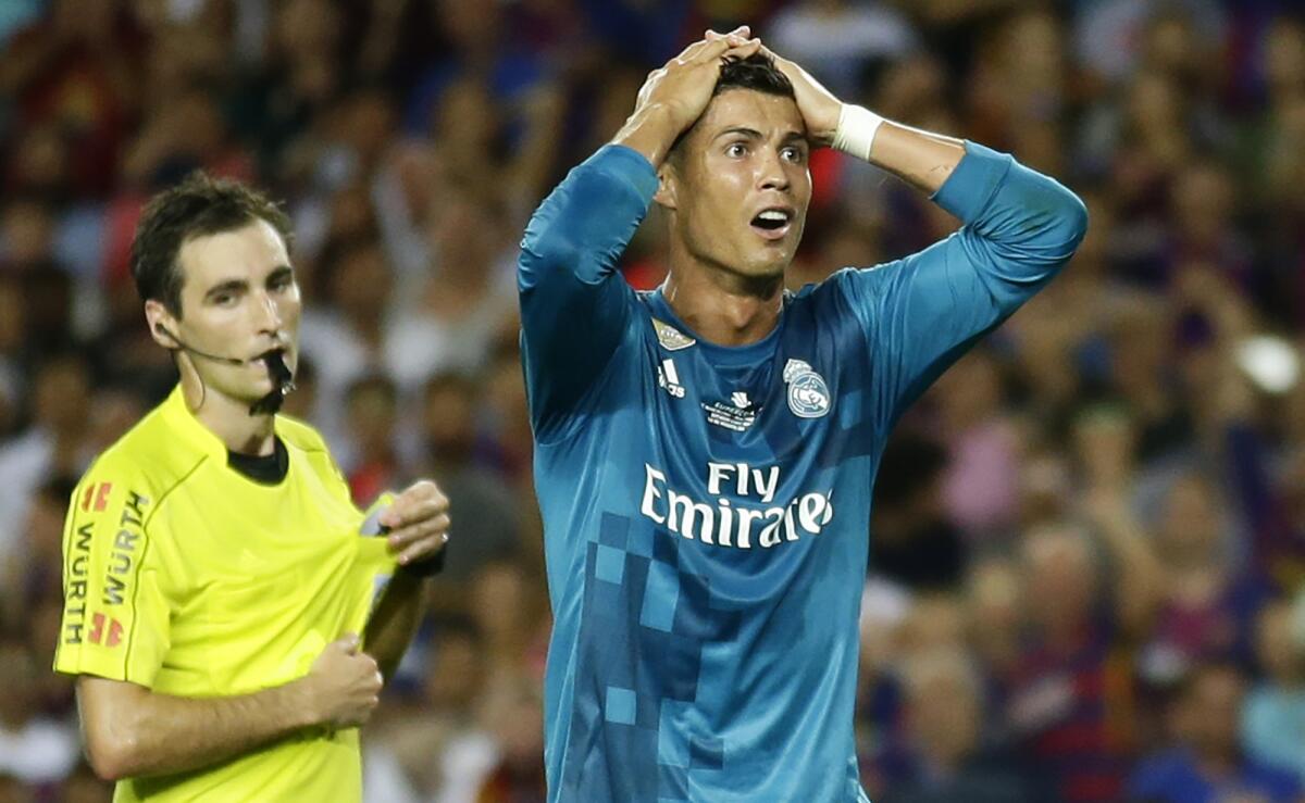 El jugador de Real Madrid, Cristiano Ronaldo, derecha, reacciona tras ser expulsado por el árbitro Ricardo de Burgos de la Supercopa de España contra el Barcelona el domingo, 13 de agosto de 2017, en Barcelona.