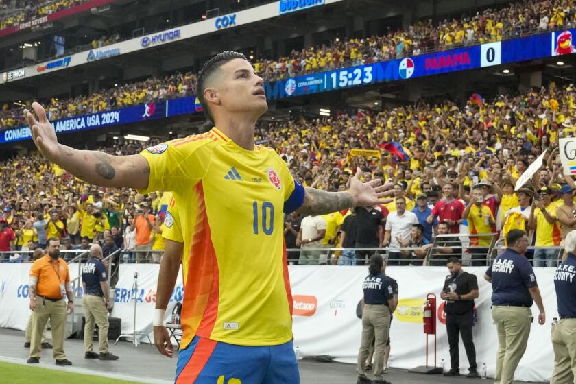 James Rodríguez celebra tras anotar el segundo gol de Colombia en el partido contra Panamá por los cuartos de final de la Copa América, el sábado 6 de julio de 2024 en Glendale, Arizona. (AP Foto/Rick Scuteri)