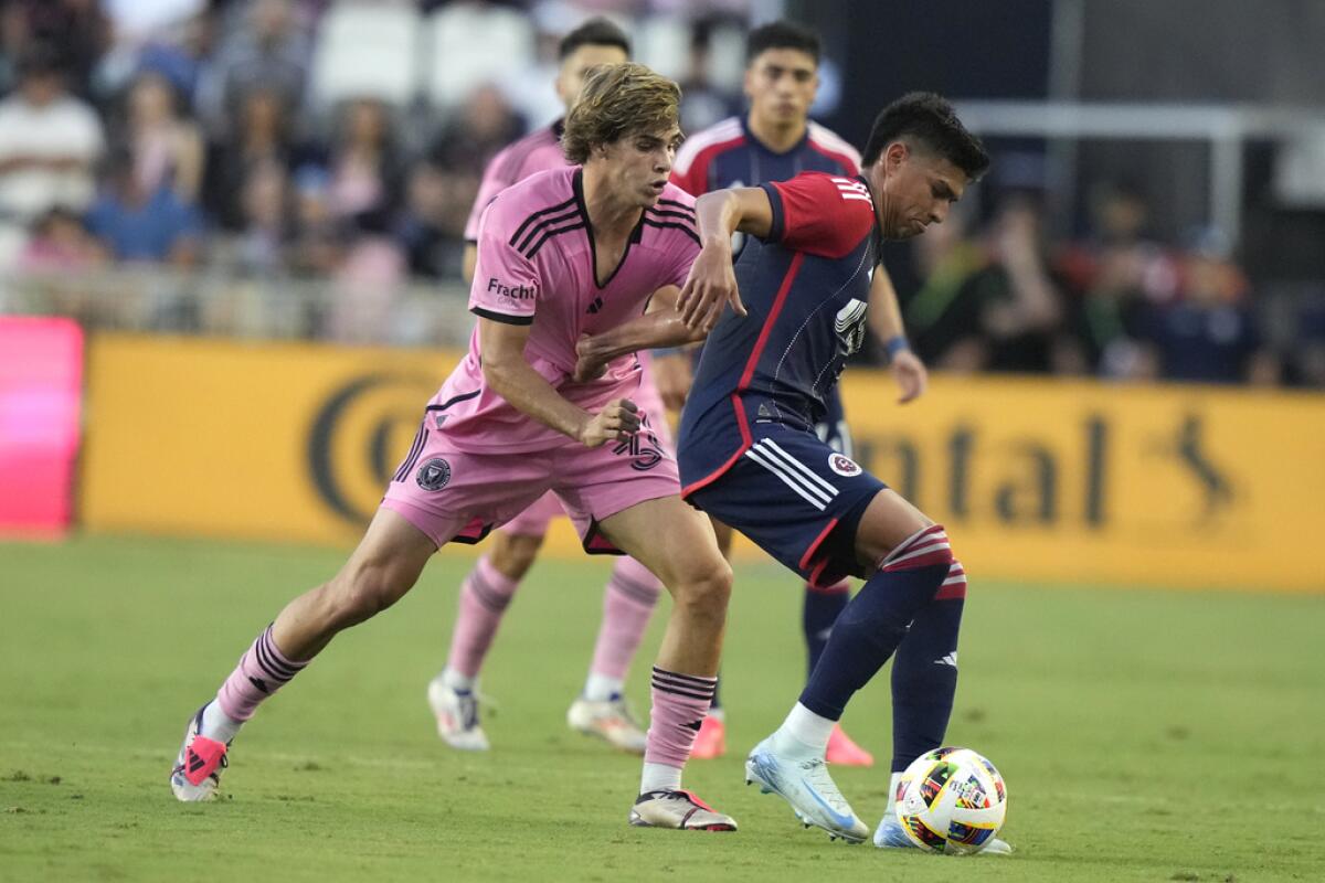 El defensa del New England Revolution Xavier Arreaga