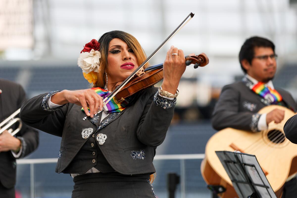 Natalia Meléndez es la vocalista, violinista y líder de Mariachi Arcoiris.