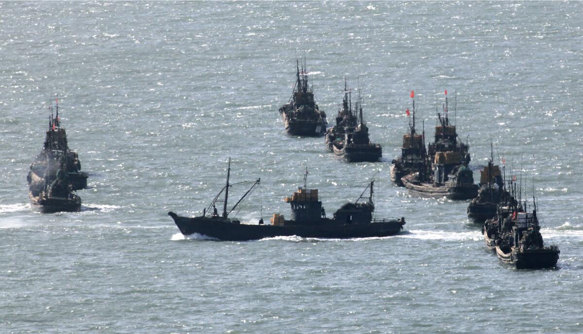 ARCHIVO - Barcos pesqueros chinos se congregan cerca de la isla sudcoreana 