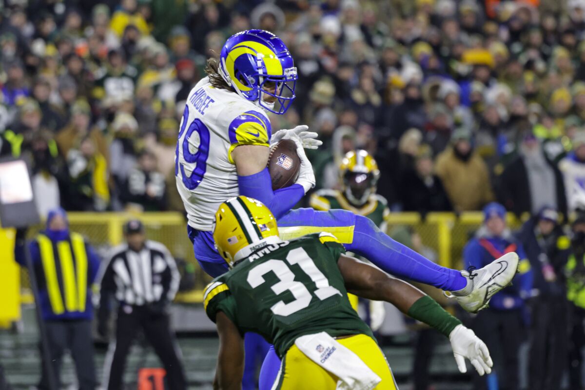 L'ailier rapproché des Rams Tyler Higbee (89) effectue un touché malgré la couverture d'Adrian Amos des Packers (31). 