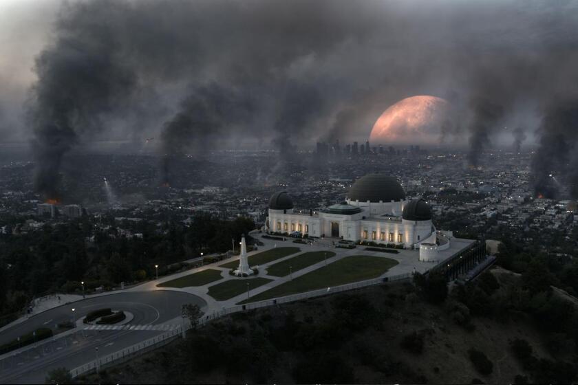 Fotograma cedido por Lionsgate donde se observa el Observatorio Griffith de Los Ángeles (California) rodeado de incendios y destrucción, durante una escena de la película "Moonfull"