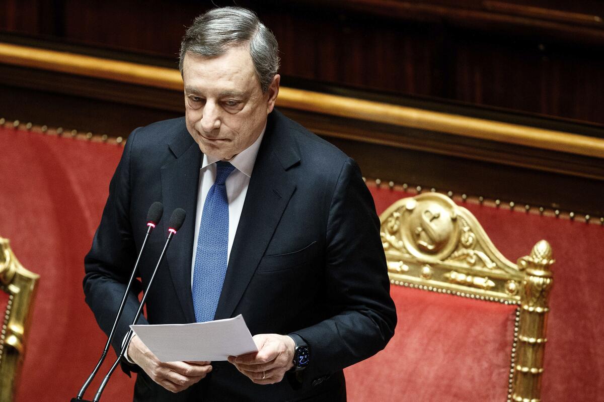 ARCHIVO - El primer ministro italiano Mario Draghi se dirige al Senado, en Roma, 