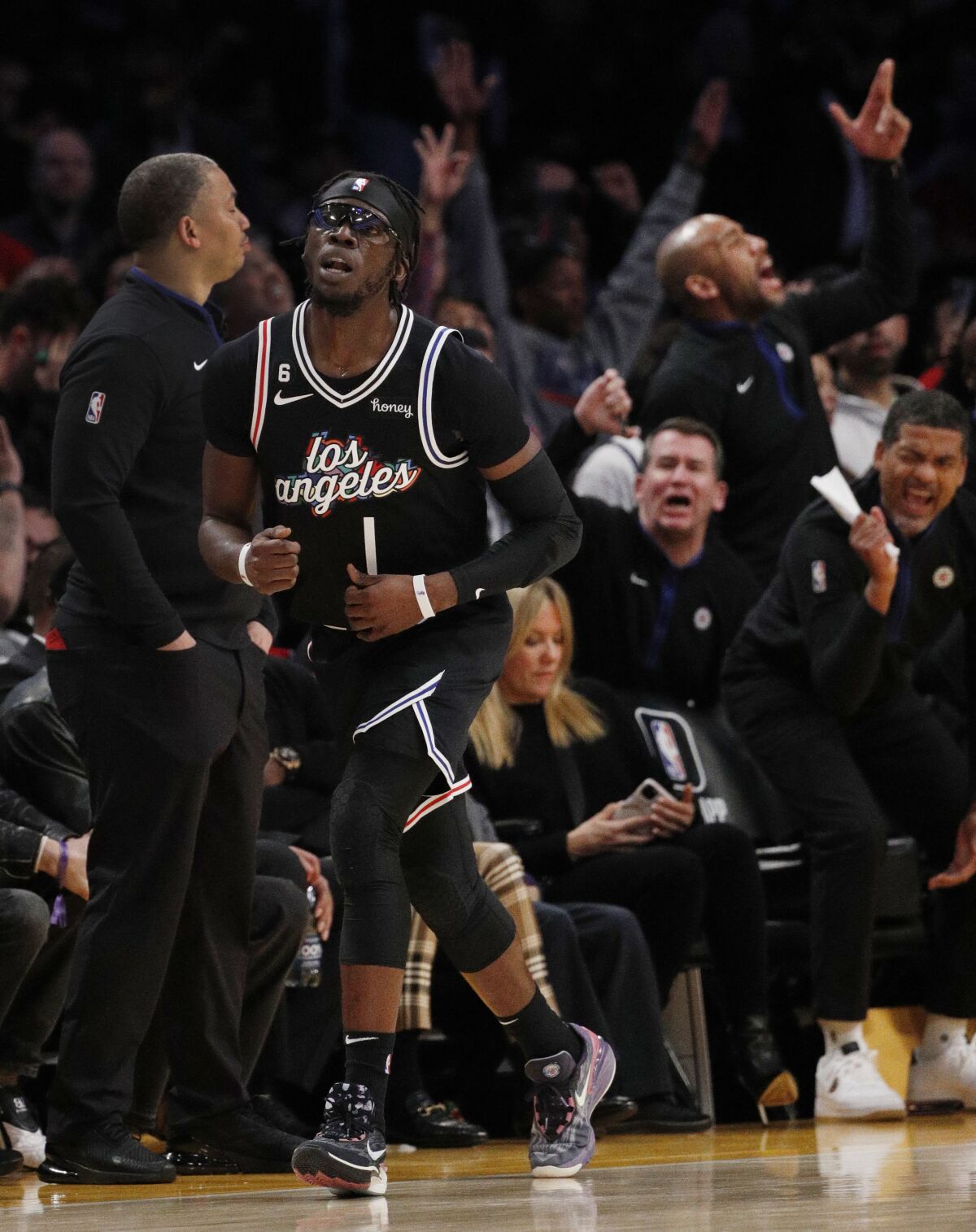 Clippers yedek kulübesi, gardiyan Reggie Jackson'ın üç sayılık atış yapmasına tepki gösterdi.