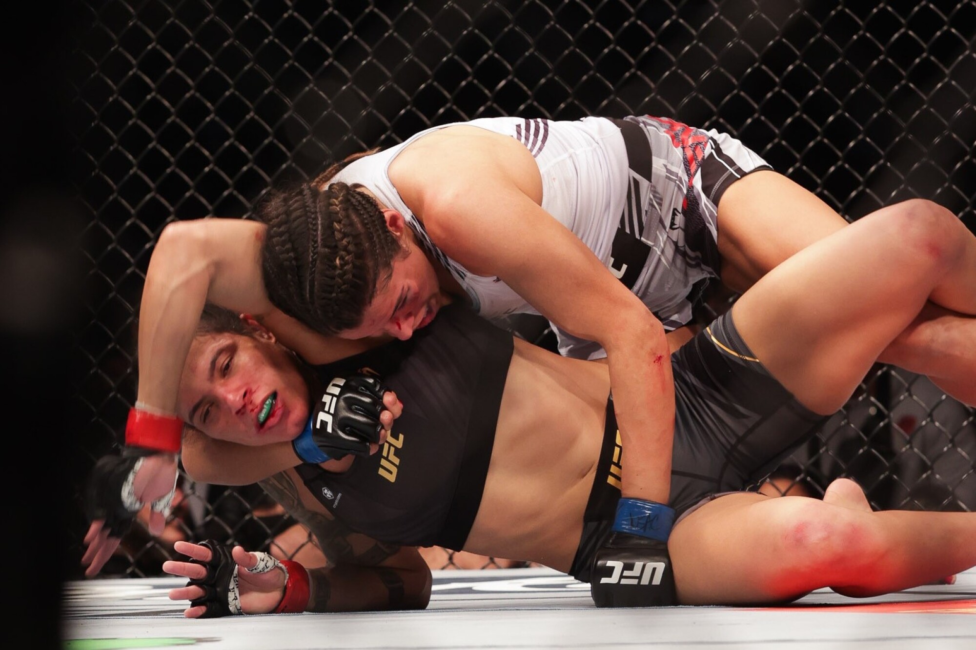Julianna Peña derriba a Amanda Nunes, la entonces campeona de peso gallo de UFC.