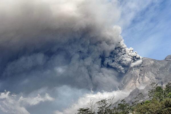 Clouds of ash spew from Mount Merapi