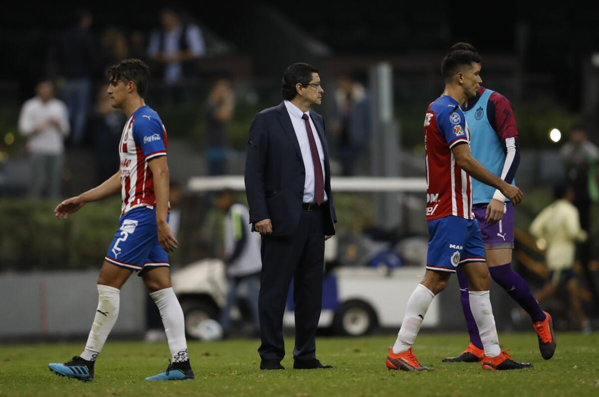 ARCHIVO - El técnico de Chivas Luis Fernando Tena al final de un partido de la liga mexicana
