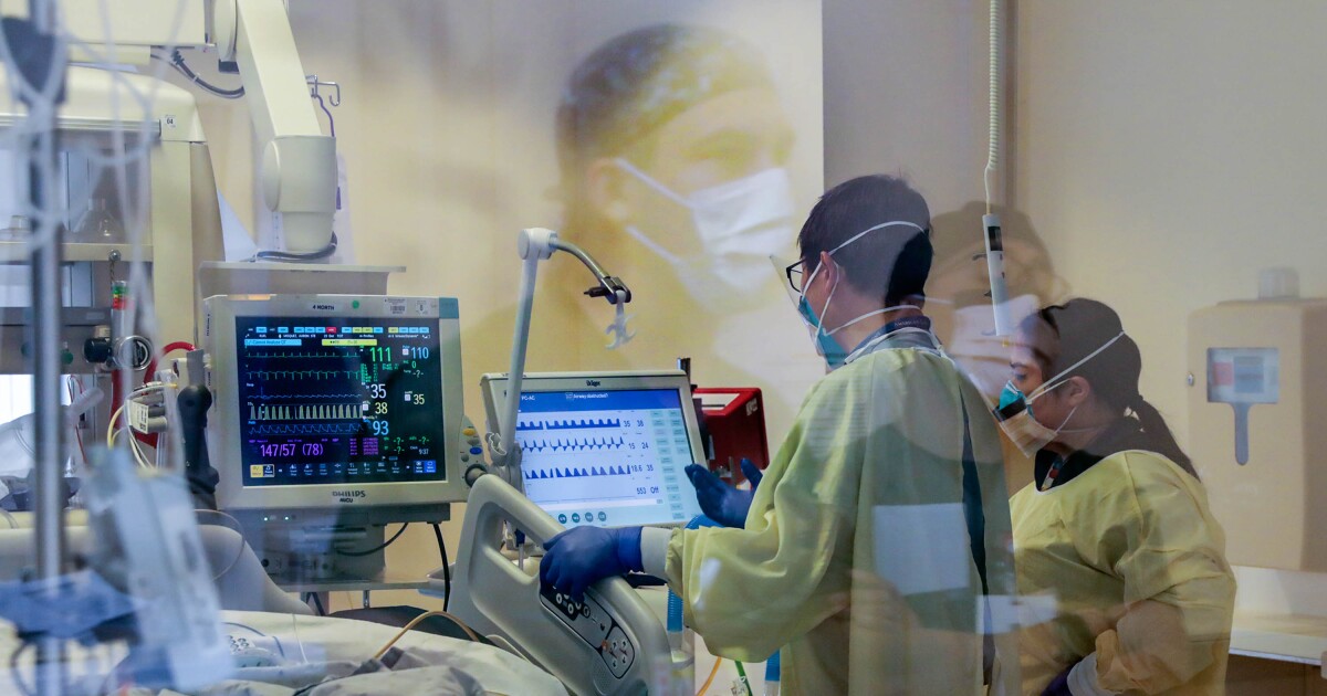 Omicron impulsa un aumento en los casos de COVID en California Omicron impulsa un aumento en los casos de COVID en California