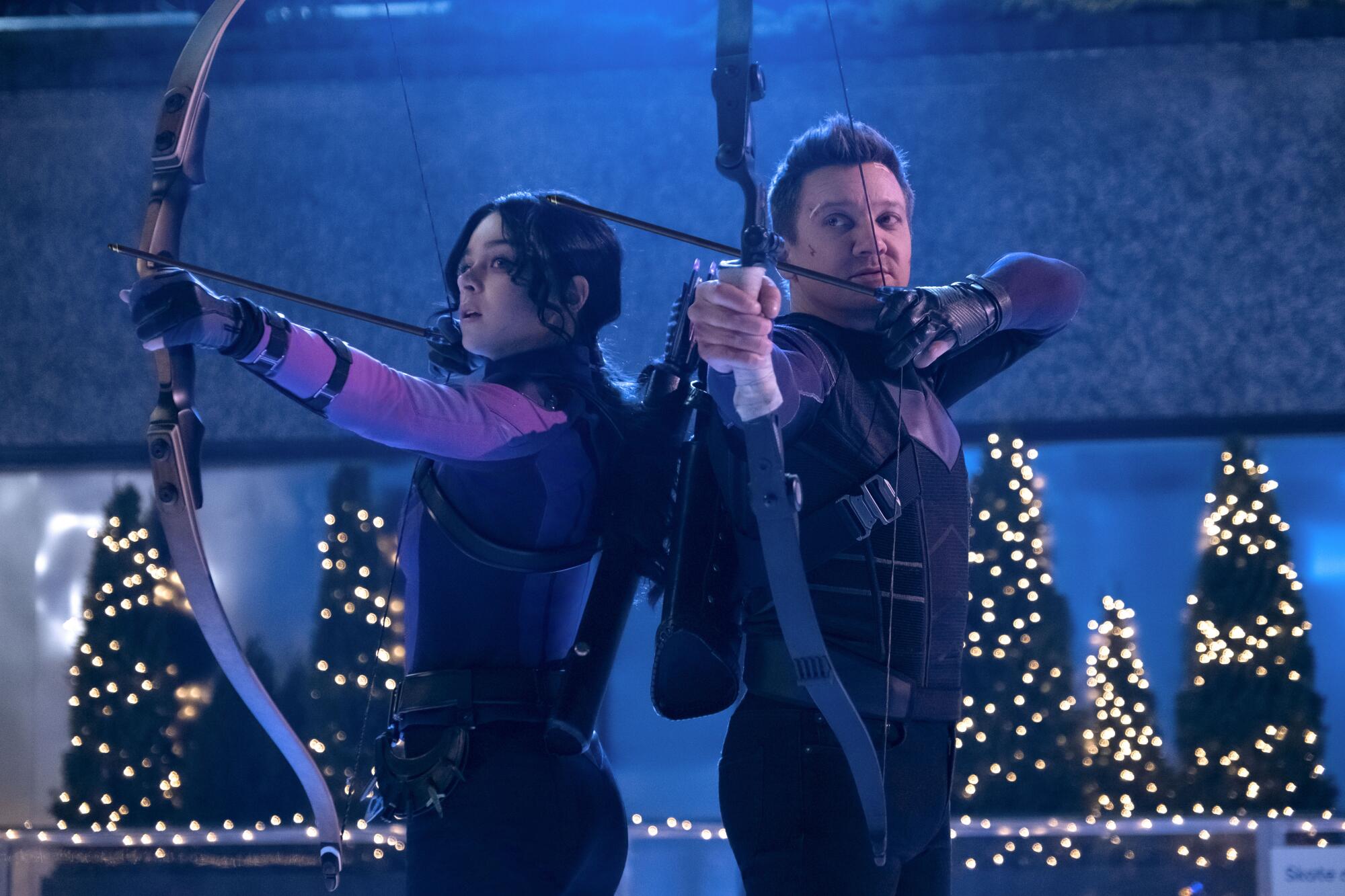 Hailee Steinfeld y Jeremy Renner en "Hawkeye".