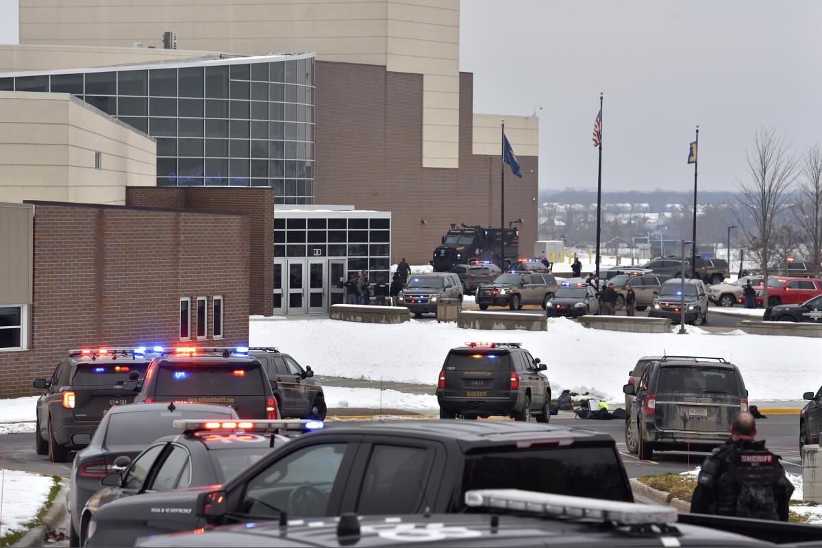 Decenas de policías, bomberos y personal de emergencias responden al lugar de un tiroteo en la escuela secundaria Oxford, el martes 30 de noviembre de 2021, en el distrito de Oxford, Michigan. (Todd McInturf/The Detroit News via AP)