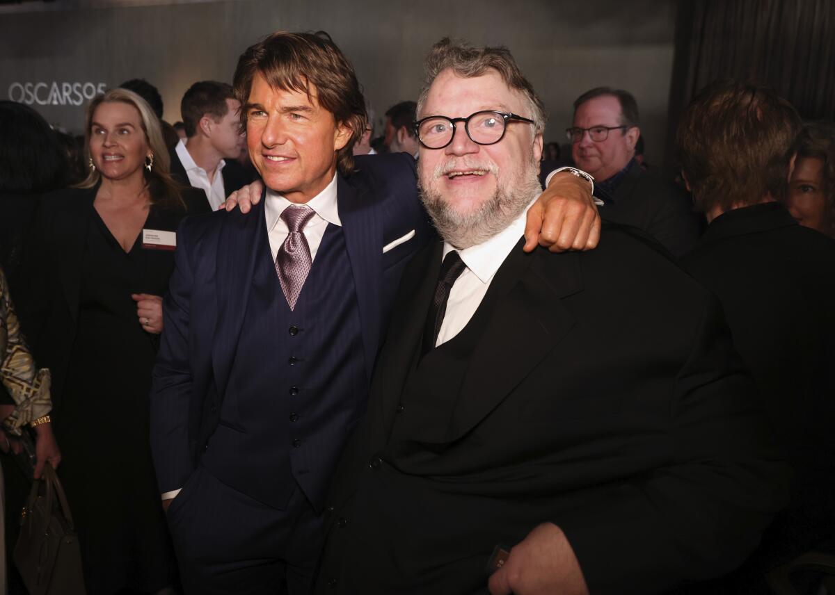 Tom Cruise, izquierda, y Guillermo del Toro en el almuerzo de nominados a la 95a 