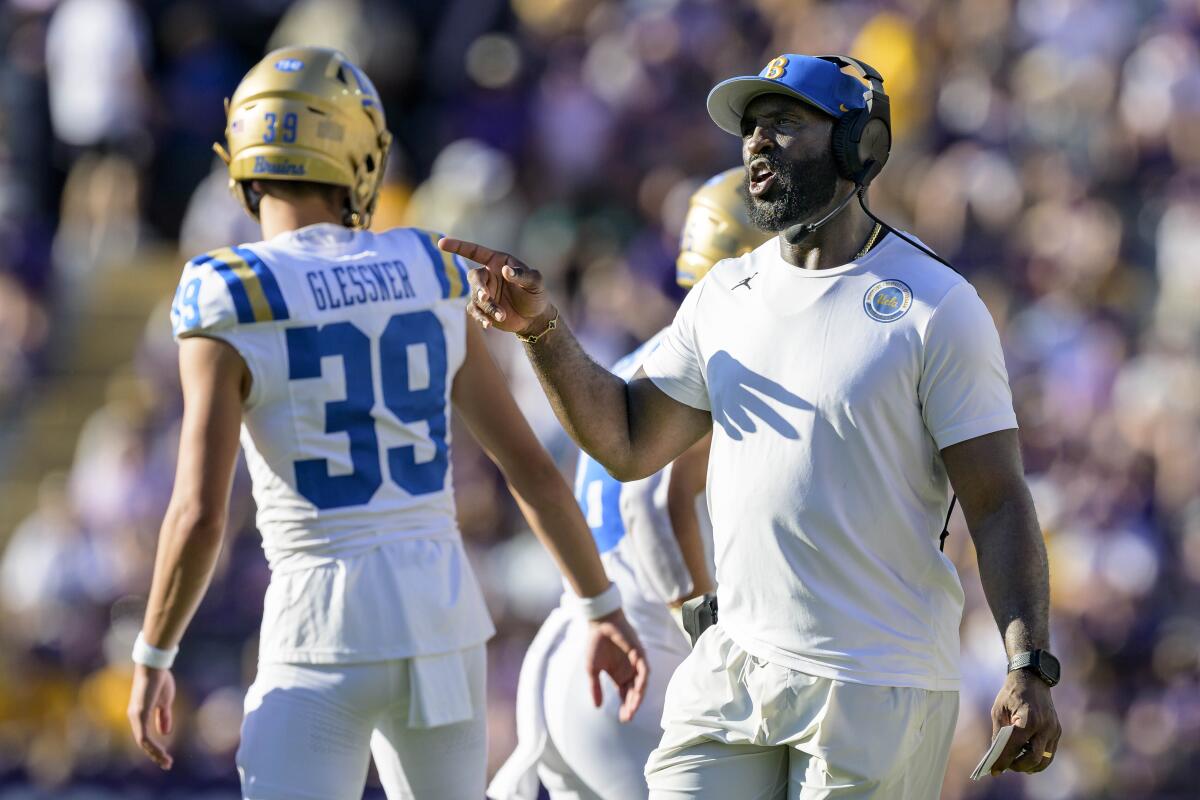 UCLA antrenörü DeShaun Foster, 21 Eylül'de Baton Rouge, La'da Bruins'in LSU'ya yenilmesi sırasında şut atan Blake Glessner ile konuşuyor.