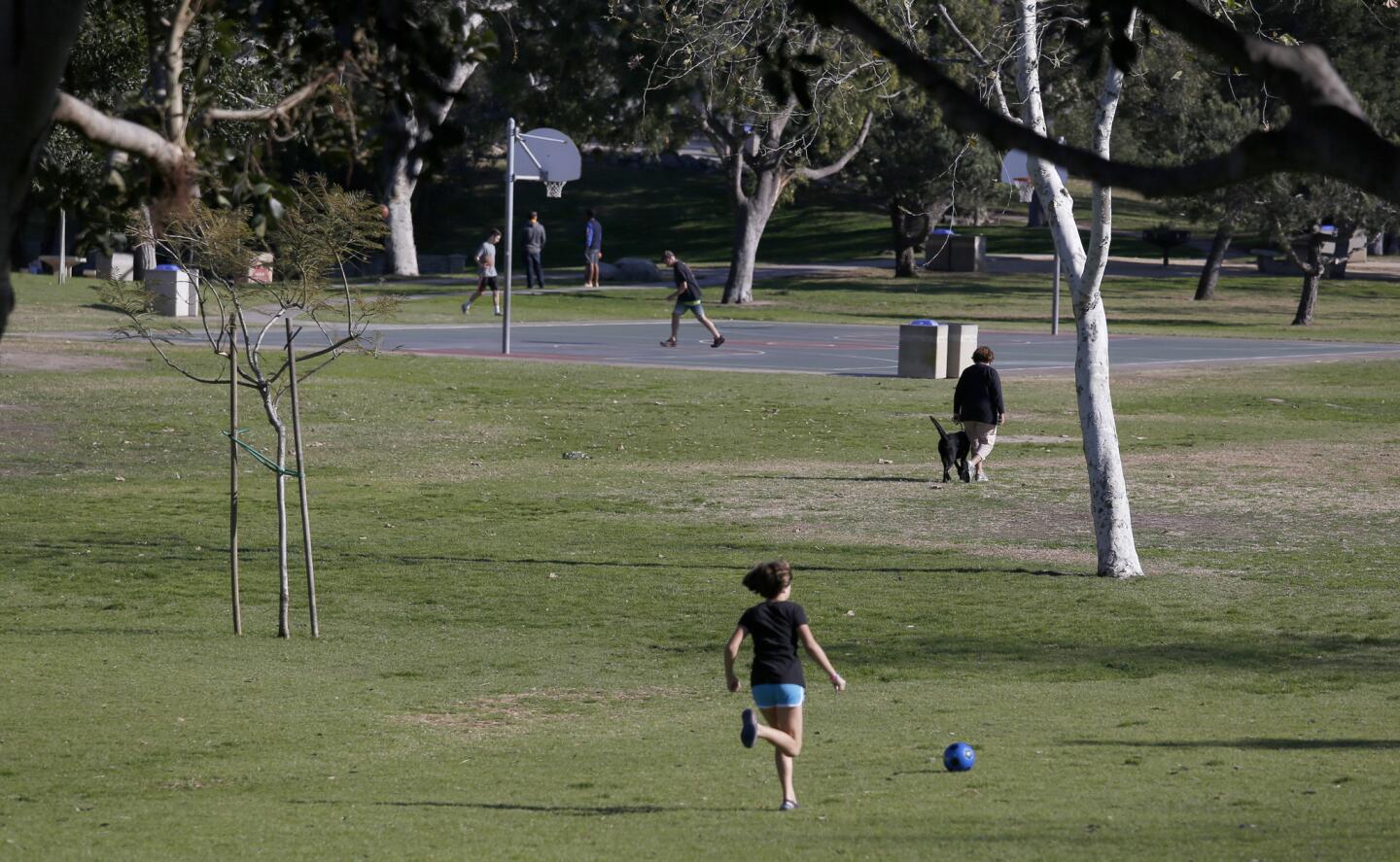 L.A. Walks - Veterans Parkway in Manhattan Beach