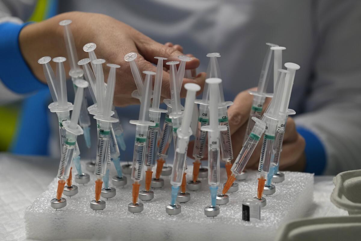 Una enfermera prepara vacunas contra el coronavirus en el Wizink Center de Madrid, el 1 de diciembre de 2021.