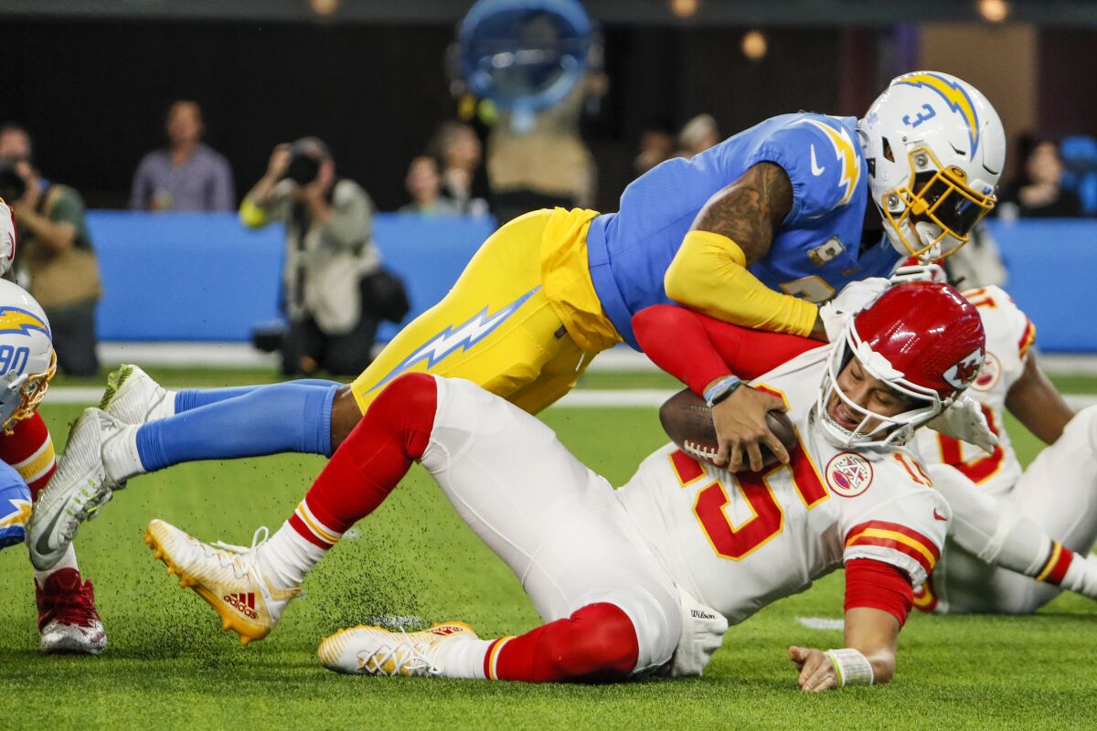 Chargers güvenliği Derwin James Jr. (3), Kasım ayında Kansas City Chiefs oyun kurucusu Patrick Mahomes (15) ile mücadele ediyor.