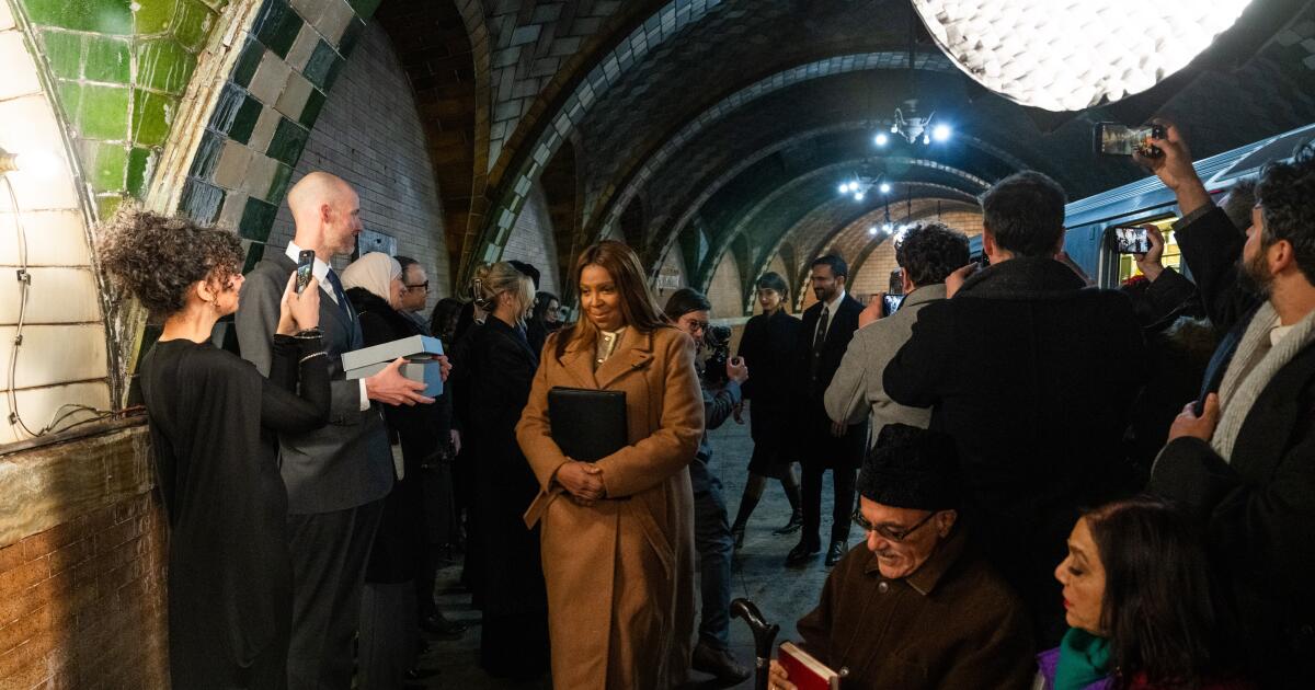 Mamdani jura oficialmente pelo Alcorão carregado de simbolismo Mamdani jura oficialmente pelo Alcorão carregado de simbolismo