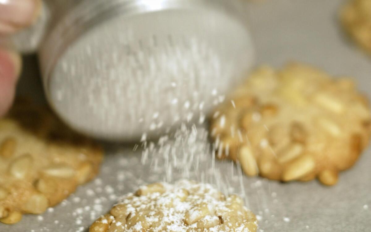 Pine nut and almond cookies