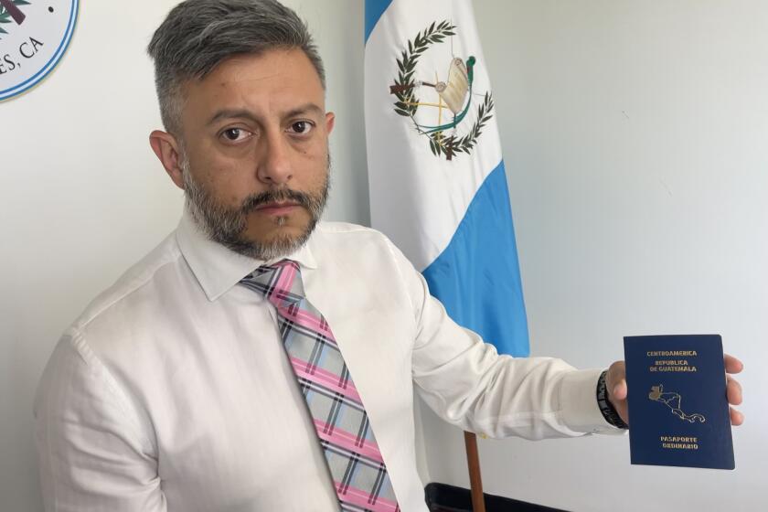 Ángel Salazar, cónsul de Guatemala en Los Ángeles, muestra un pasaporte pendiente de entregar.