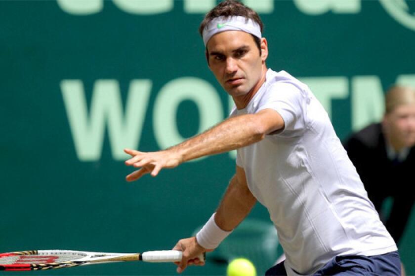 Roger Federer advanced to the semifinals with a 6-0, 6-0 defeat of Mischa Zverev in the Gary Weber Open in Germany on Friday.