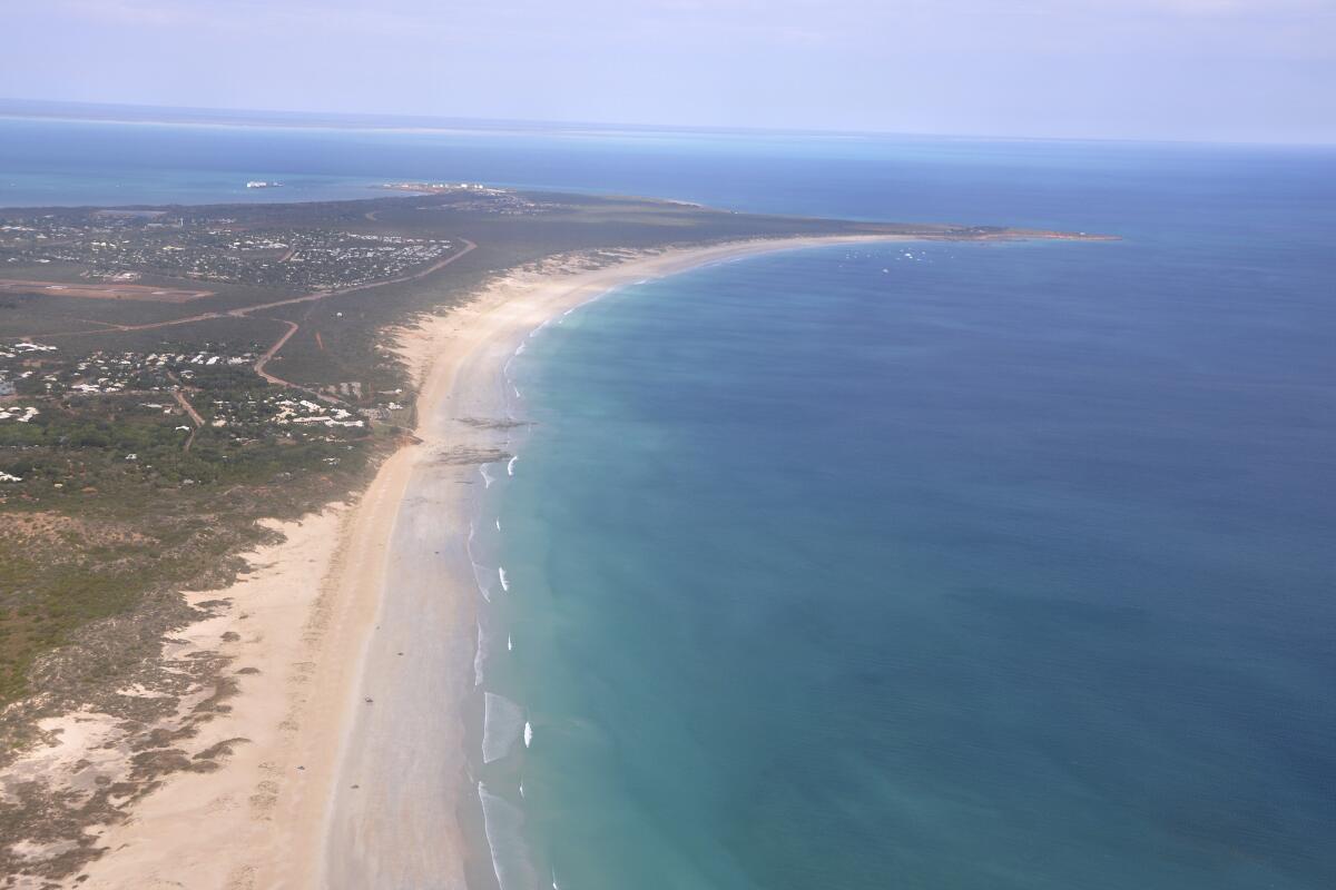 Foto panorámica de Cable Beach, un popular destino turístico en Broome, Australia