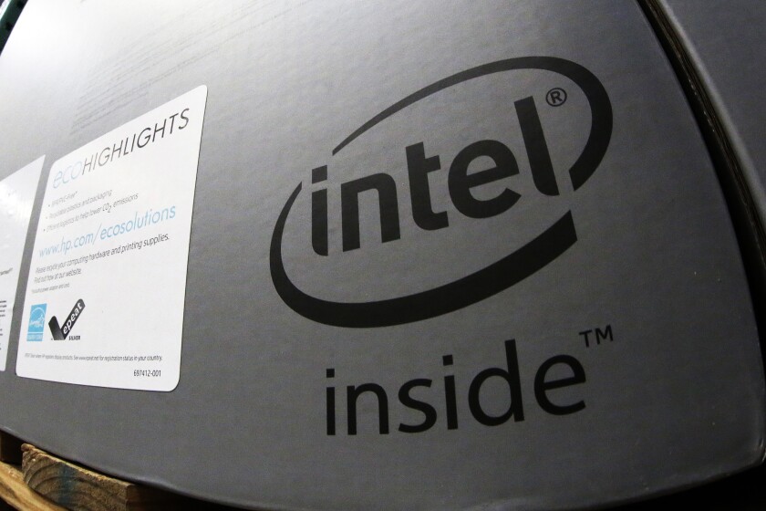 El logo de Intel en una caja, en Pittsburgh, el 1 de enero de 2018. (AP foto/Gene J. Puskar)