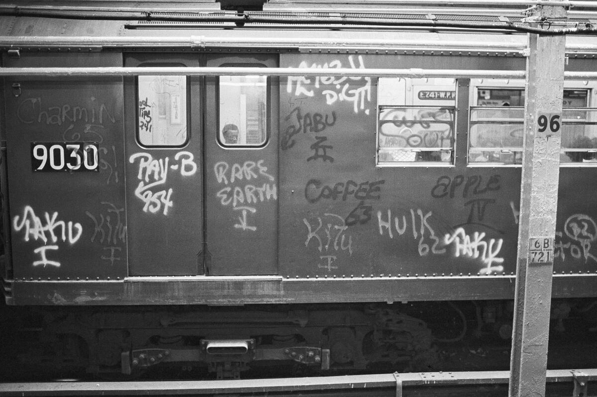 Un tren del metro con letreros no autorizados el 22 de julio de 1972 en Nueva York.