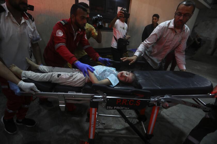 Una nia palestina herida en un bombardeo israelí en la Franja es trasladada al hospital kuwaití en el campo de refugiados de Rafah, en el sur de Gaza, el 20 de abril de 2024. (AP Foto/Ismael Abu Dayyah)