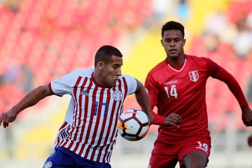 Fernando Carrozo (i) de Paraguay disputa un balón con Christopher Olivares (d) de Perú este martes durante un partido del grupo B entre Paraguay y Perú por el Campeonato Sudamericano Sub20 disputado en el estadio Fiscal de Talca, Chile. EFE