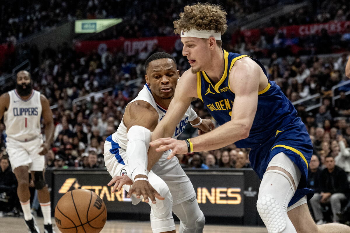 Clippers guardı Russell Westbrook, Golden State Warriors guardı Brandin Podziemski'den topu çalmaya çalışıyor.