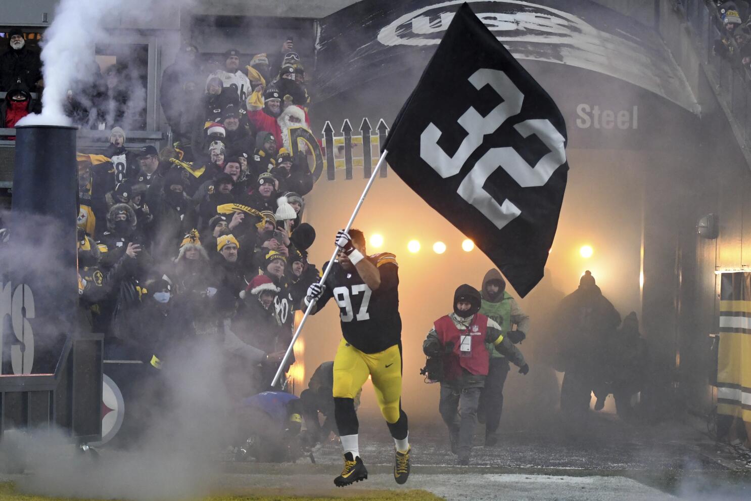 Steelers honor Franco Harris by rallying past Raiders 13-10