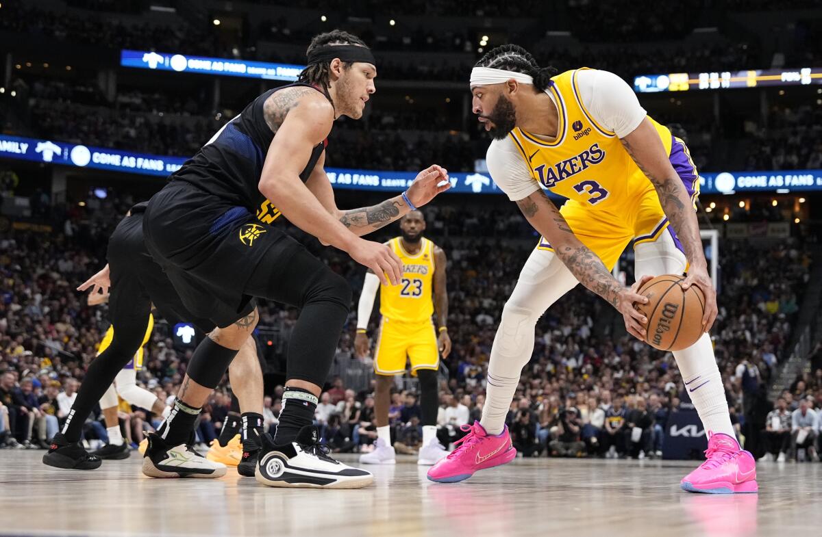 Lakers-Stürmer Anthony Davis (rechts) kontrolliert den Ball vor Denver Nuggets-Stürmer Aaron Gordon.