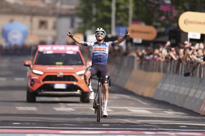 El francés Julian Alaphilippe celebra tras ganar la 12da etapa del Giro de Italia, el jueves 16 de mayo de 2024, en Fano. (Massimo Paolone/LaPresse vía AP)