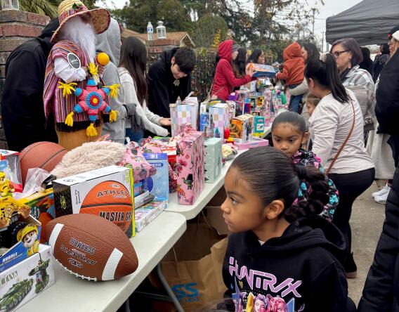 Undocumented immigrants find safety and comfort at a posada - Los ...