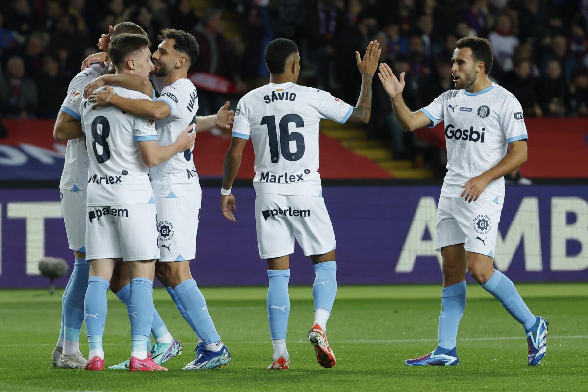ARCHIVO - Artem Dovbyk (izquierda) celebra tras anotar un gol para Girona 